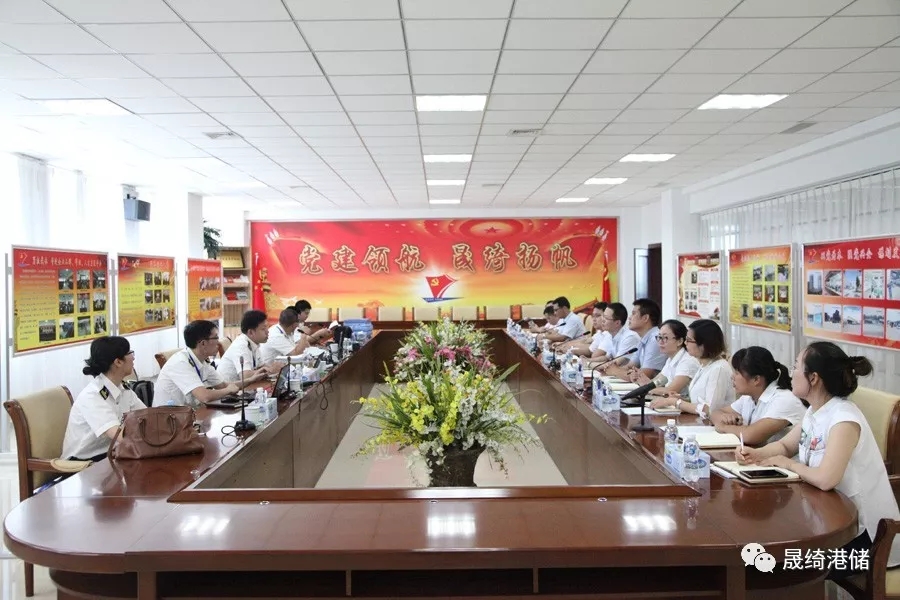 海關(guān)領(lǐng)導(dǎo)蒞臨集團公司進行“海關(guān)AEO高級認證”現(xiàn)場復(fù)審